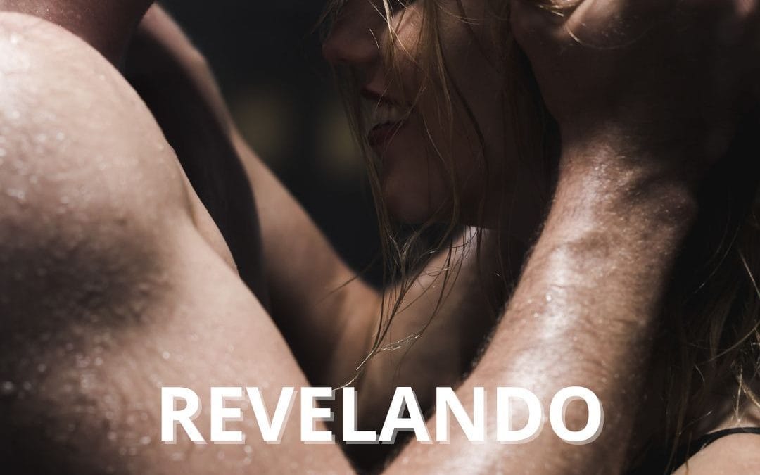 Una pareja en un abrazo íntimo y sensual, ilustrando el primero de los relatos de pasión de la serie Revelando los Sentidos.